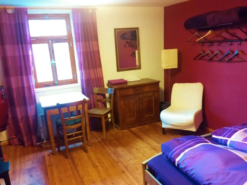 ALTE BUX_Zimmer_lila gästezimmer im odenwald - ideal für nach dem draisine fahren