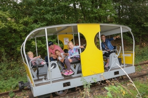 s1800_crop1200_06 Familie auf Draisine